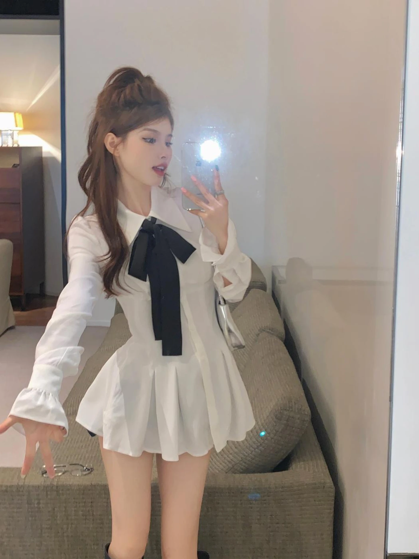 Sweet and Spicy White Pleated Shirts Women 2024 New Winter Retro Lapel Waist Hugging Slimming Long sleeve Top Fashion