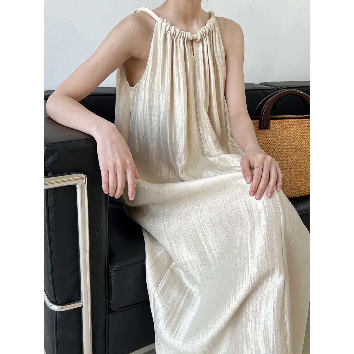 

French Haute Couture Niche Halterneck Slip Dress with Loose Off-the-shoulder Sleeveless Dress