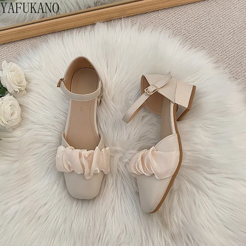 

Retro Fashion Mid Hollow Single Shoes 2022 New Pleated Detail Chunky Heel Ankle Strap Pumps Temperament All-match High Heels