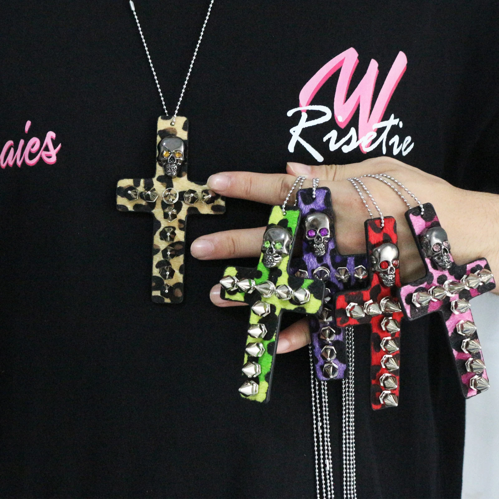 Женское кожаное ожерелье с леопардовым принтом и заклепками