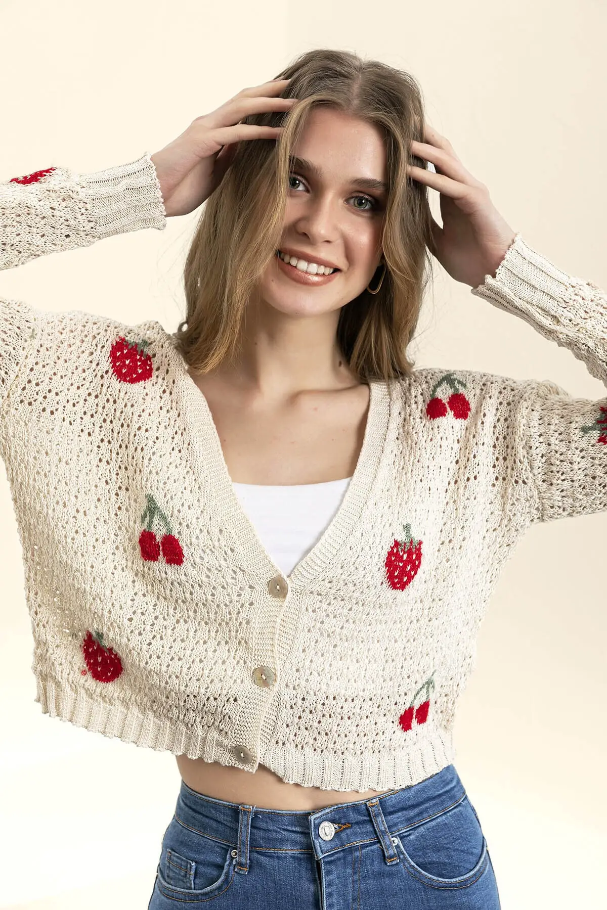 

Женский бежевый кардиган с V-образным вырезом, Короткие повседневные Модные свитеры с тремя пуговицами и ажурным узором в виде клубники и ви...