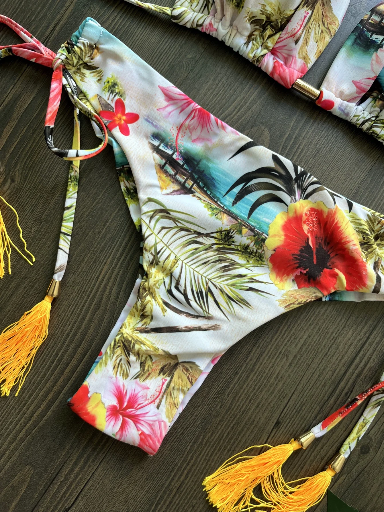 Женский купальный костюм с чашками пуш-ап и лямкой на шее