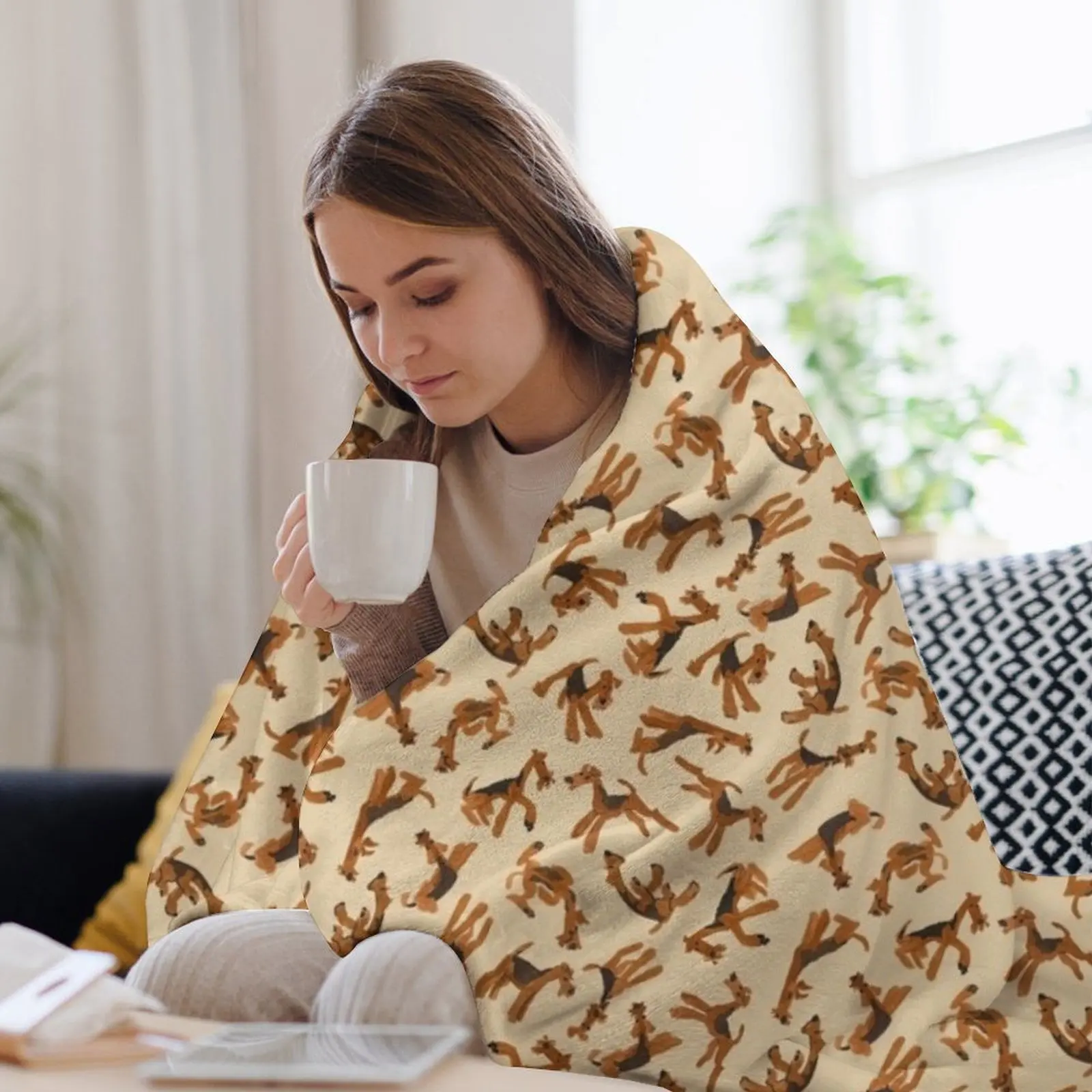 Роман из Airedales на брошенном одеяле