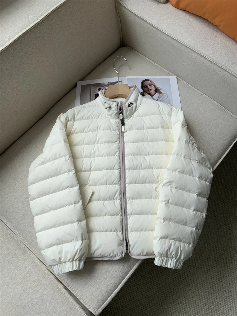 Женский короткий пуховик простой с бисером Осень-зима 24