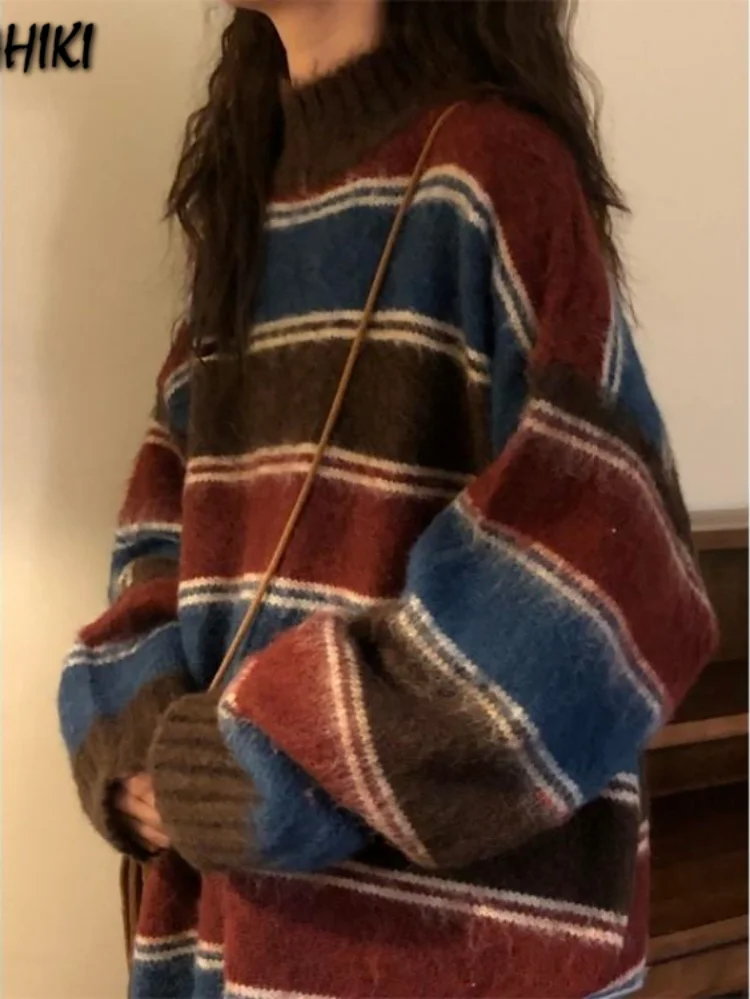 Женский свитер с круглым вырезом контрастных цветов