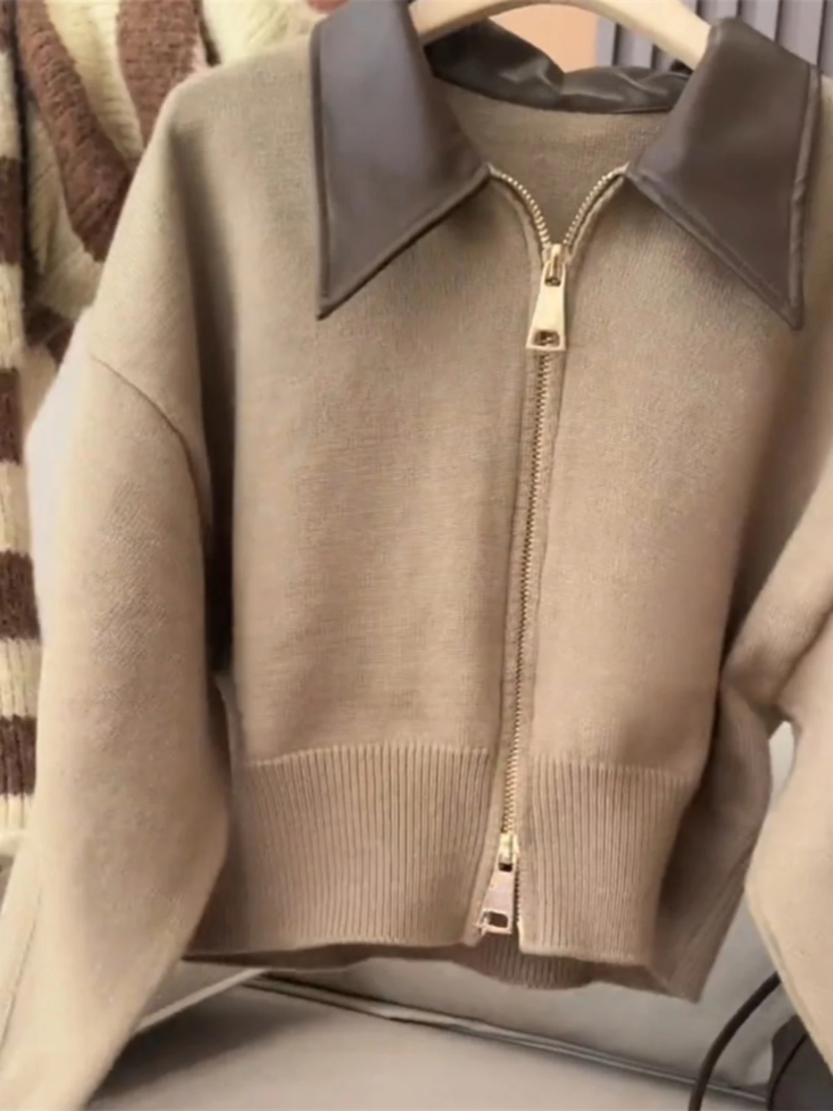 Вязаный женский кардиган с кожаным воротником