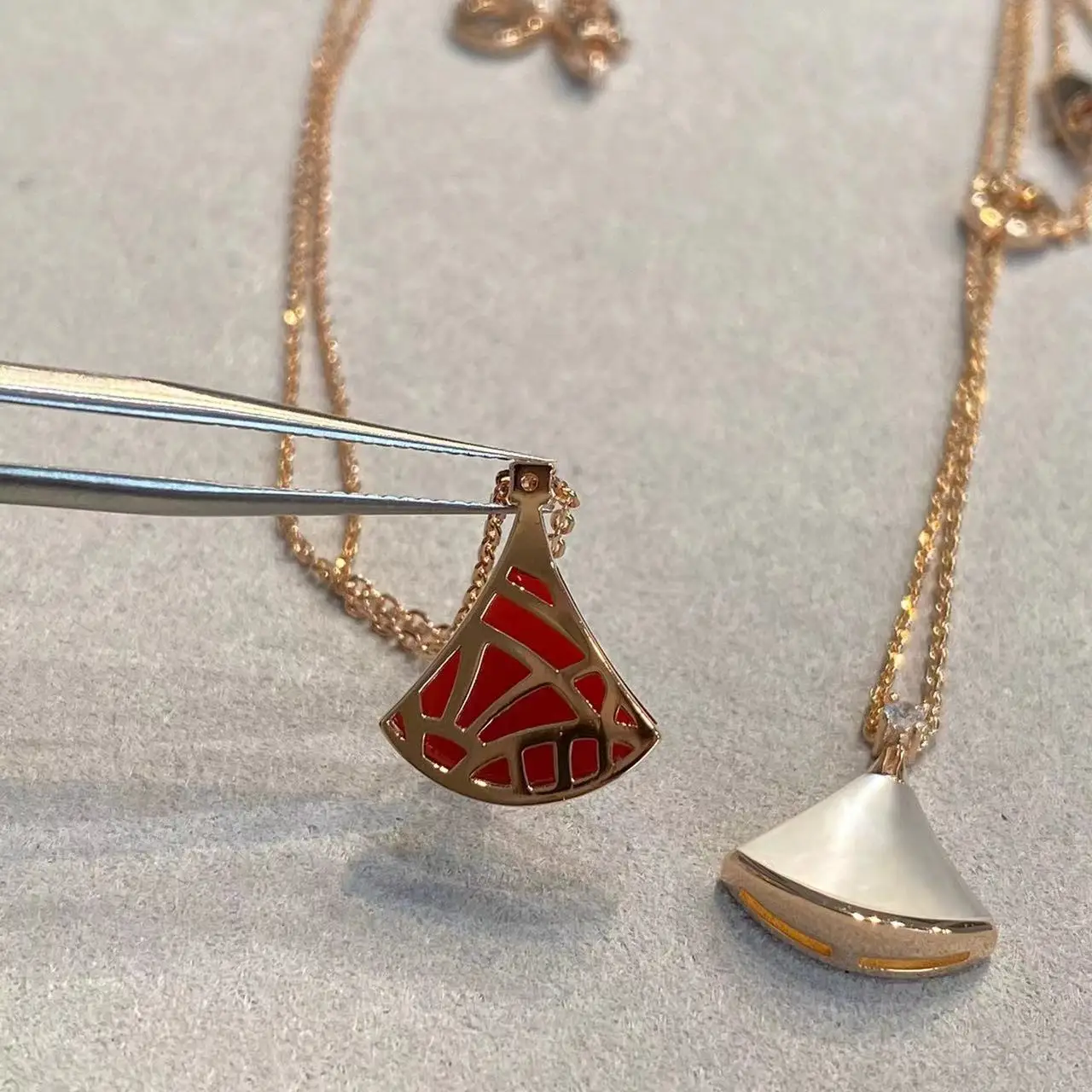 Женское Ожерелье из белой перламутровой матери с золотистой юбкой V-образной