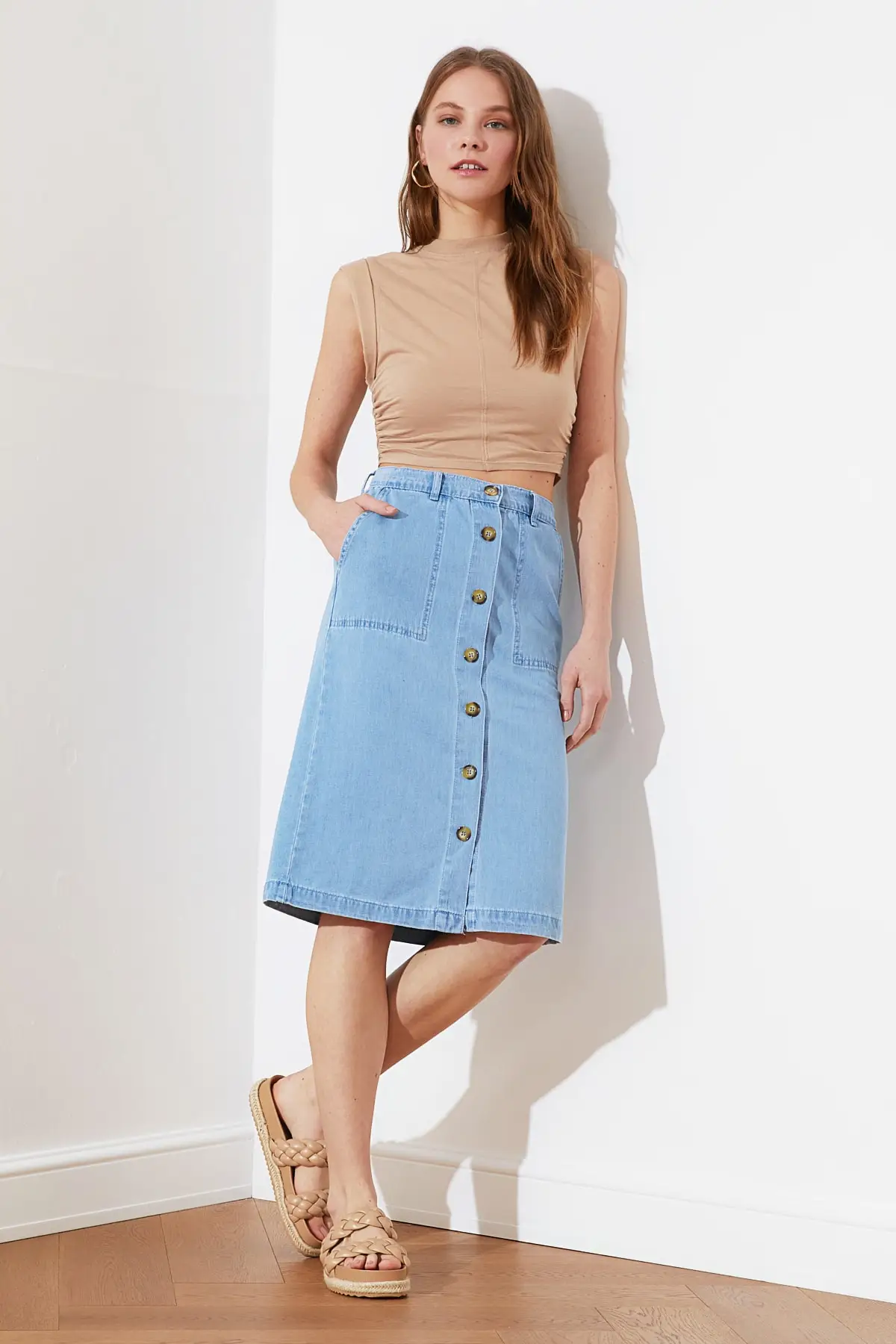 Джинсовая миди юбка с карманами на пуговицах спереди | Женская одежда