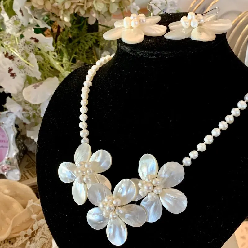 

Natura Flower mother of Shell Natural White Pearl Choker Sweater Necklace