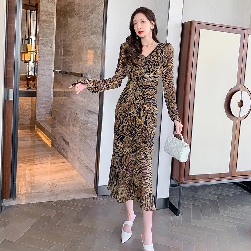 

2023 Autumn New Women's V-neck Design Leopard Print Pleated Ruffled Dress 5243