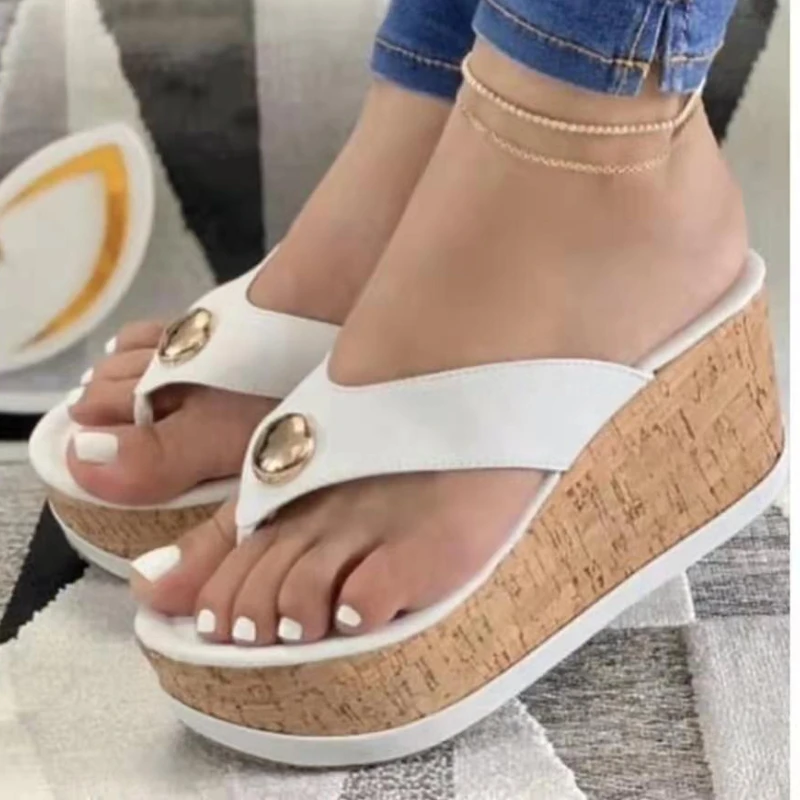 

Сандалии женские на танкетке, повседневные удобные нескользящие шлепанцы с открытым носком, металлические украшения