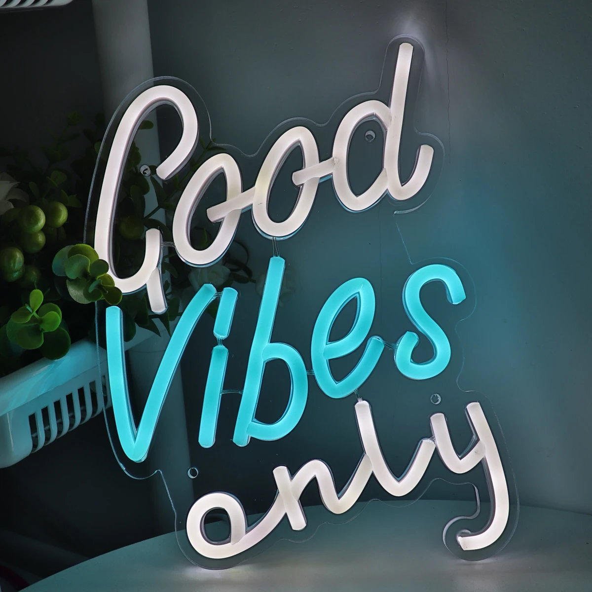 Рисунок 6 - крутая надпись «Good Vibes»