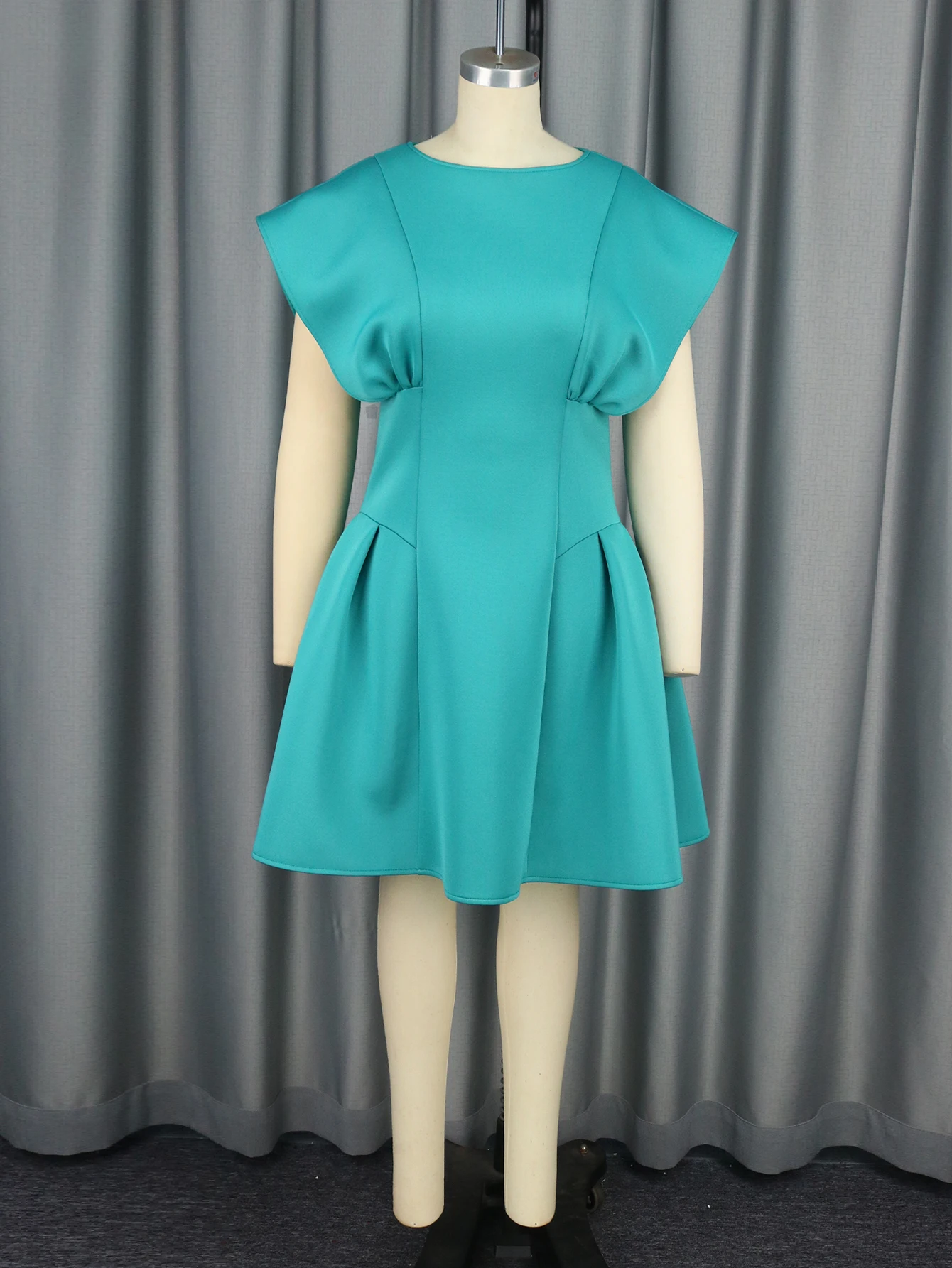 Зеленое облегающее платье-футляр с круглым вырезом коротким летающим рукавом и