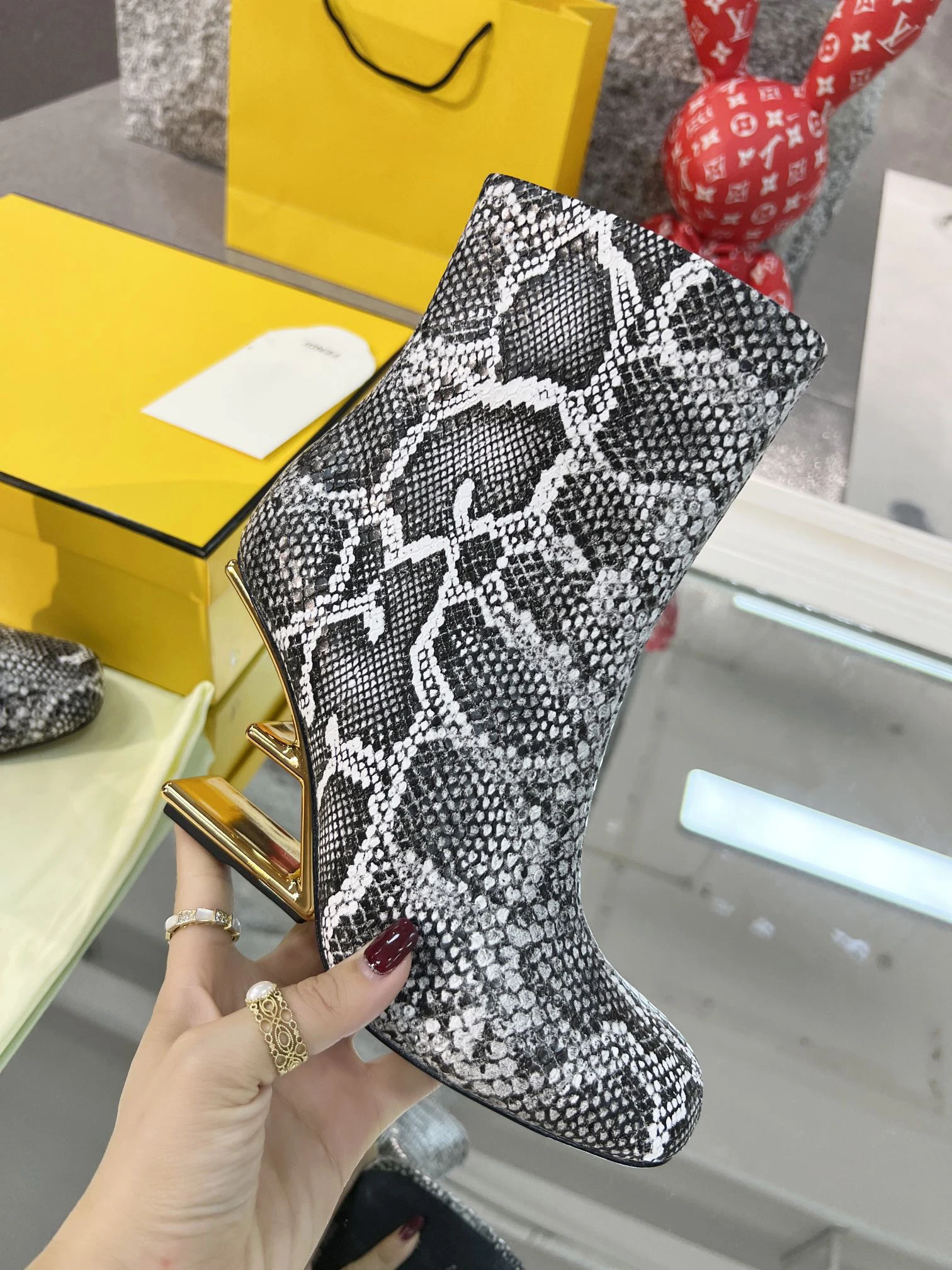 

Женские короткие сапоги на каблуке в форме змеи, зимние роскошные кожаные сапоги Челси со змеиным принтом, пикантные модные сапоги на высок...