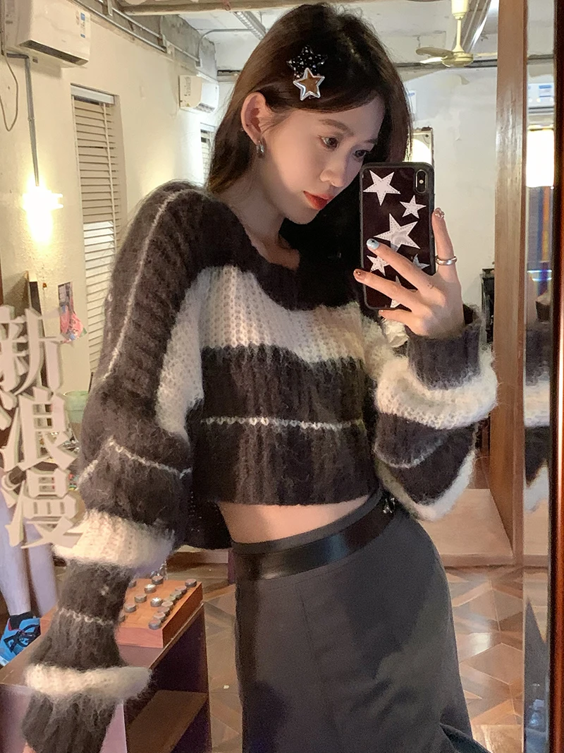 

New autumn lazy style striped soft loose short section sweater women
