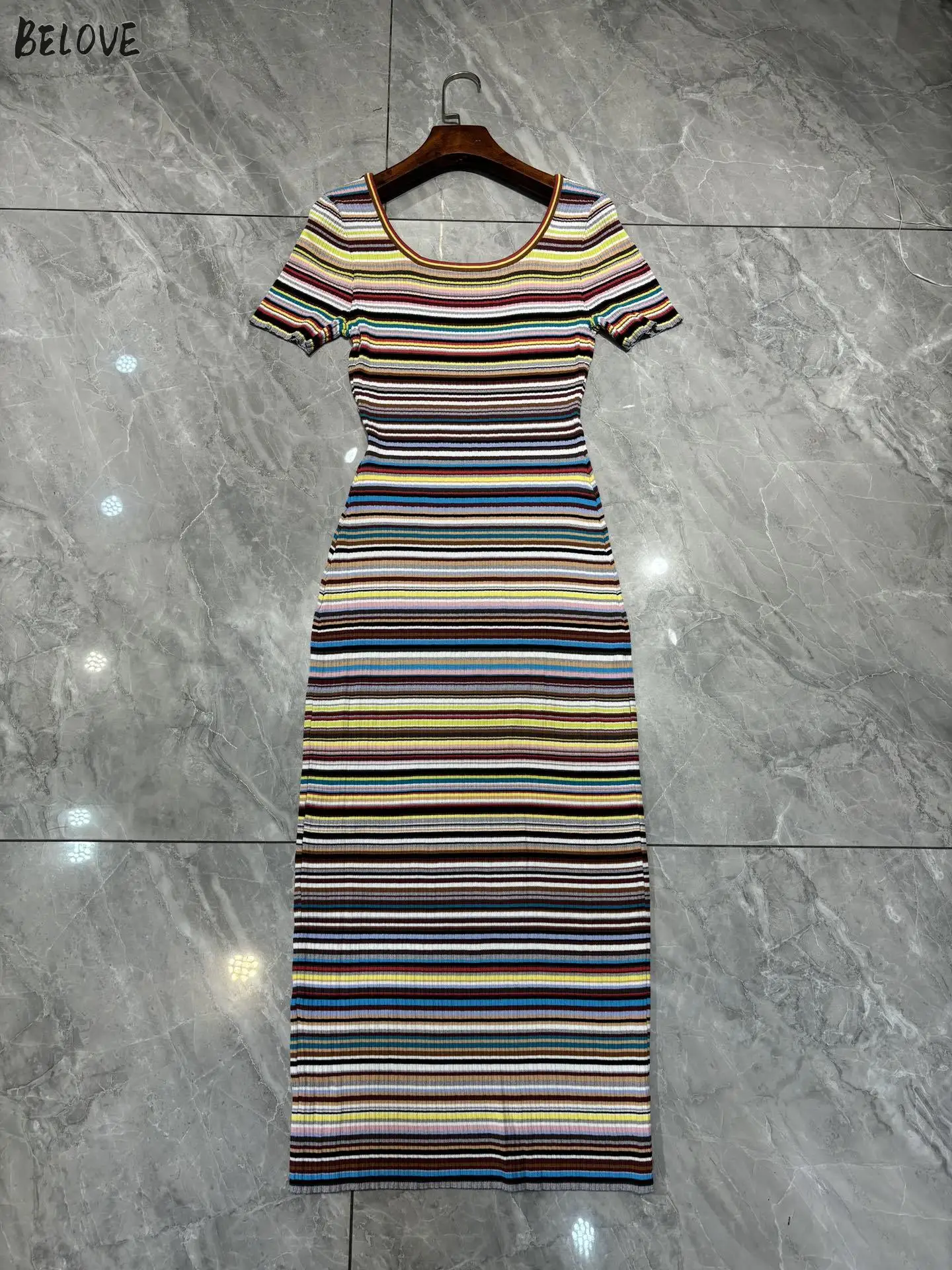 Женское трикотажное платье в красочную полоску с круглым вырезом и коротким