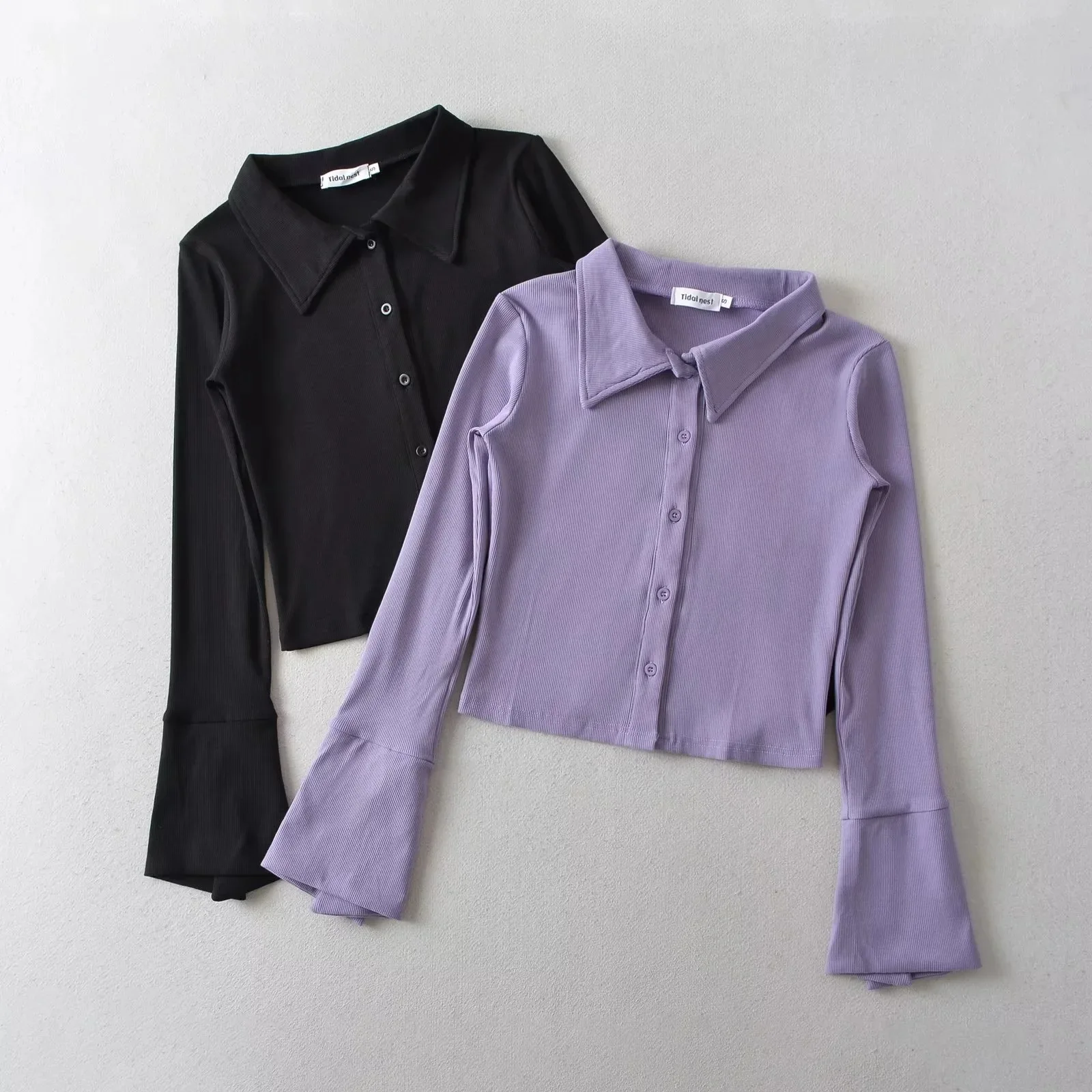 Женская однобортная приталенная блузка с отложным воротником пуговицами и