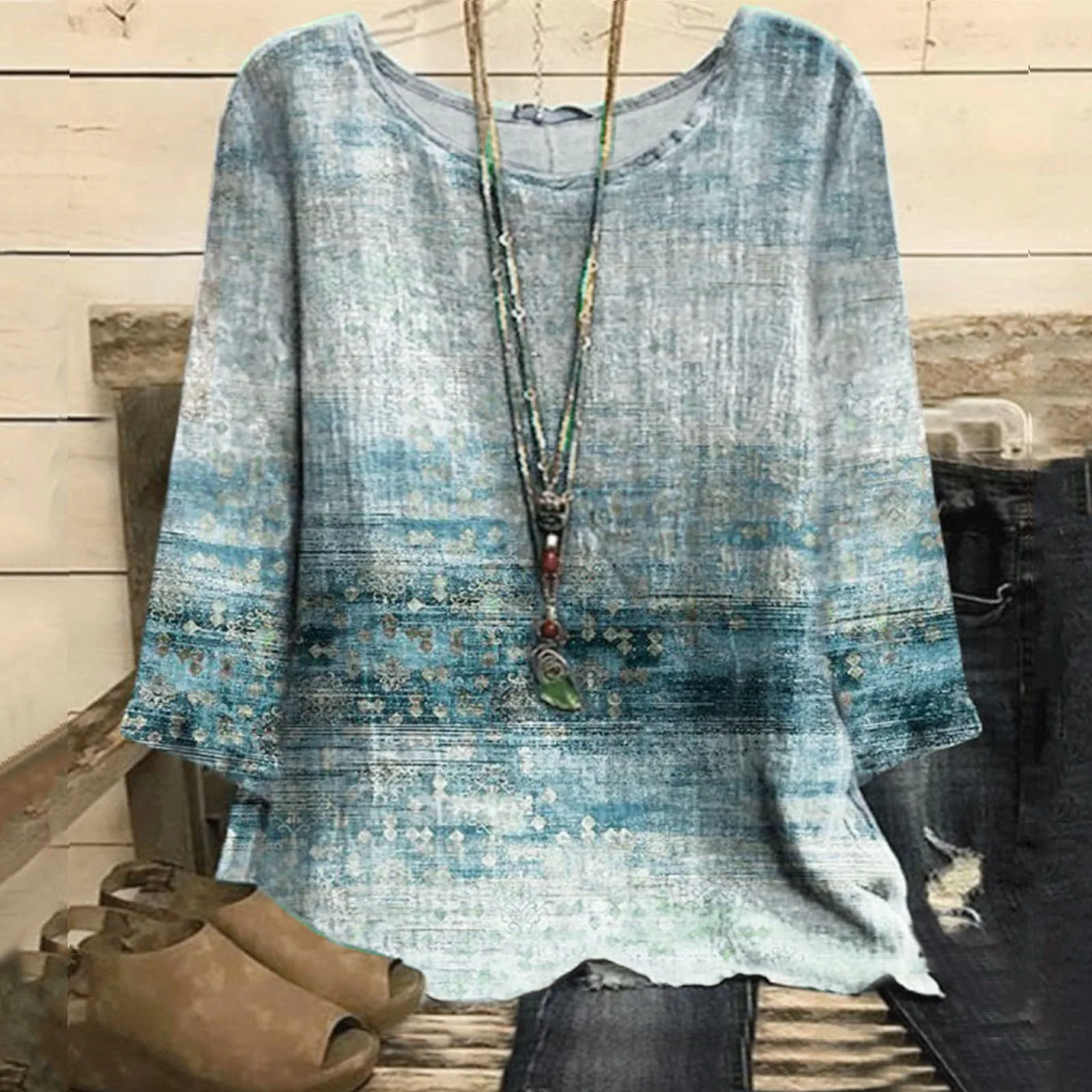 

Модная женская блузка с круглым вырезом и принтом