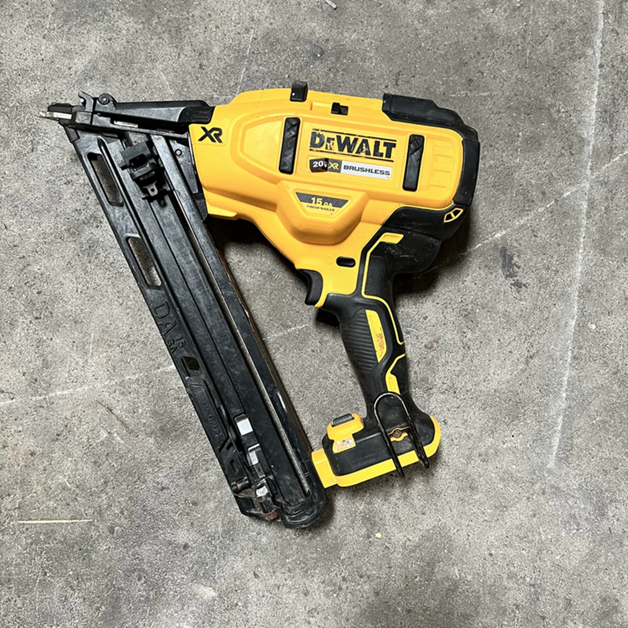 Беспроводной угловой гвоздезабиватель DeWALT DCN650B с 15 калибрами