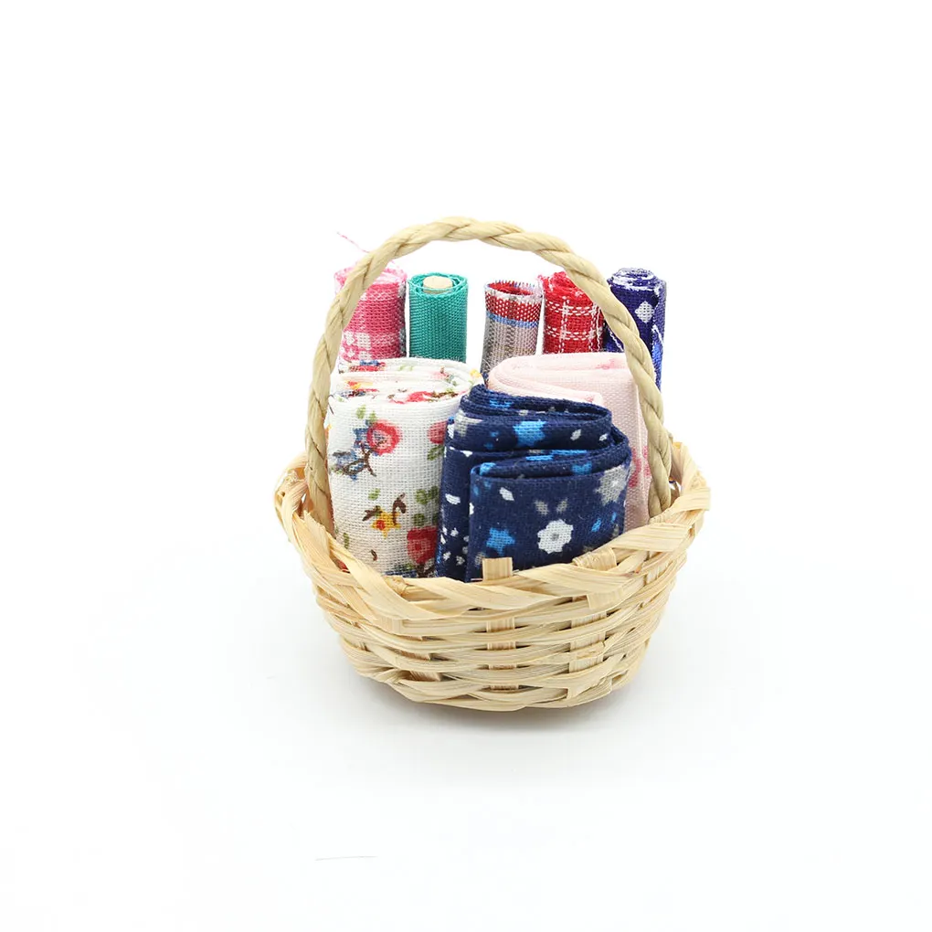 

Игрушечный домик, маленькая корзина из ткани, миниатюрный аксессуар, набор для рукоделия в масштабе 1-12, мебель ручной работы, подарки для де...