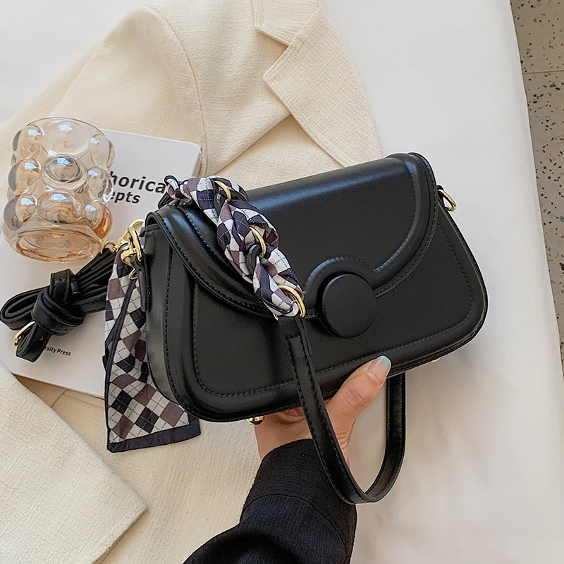 

Маленькие дизайнерские сумки-слинги через плечо из искусственной кожи с клапаном и лентой для женщин, зима 2022, актуальные модные роскошные ...