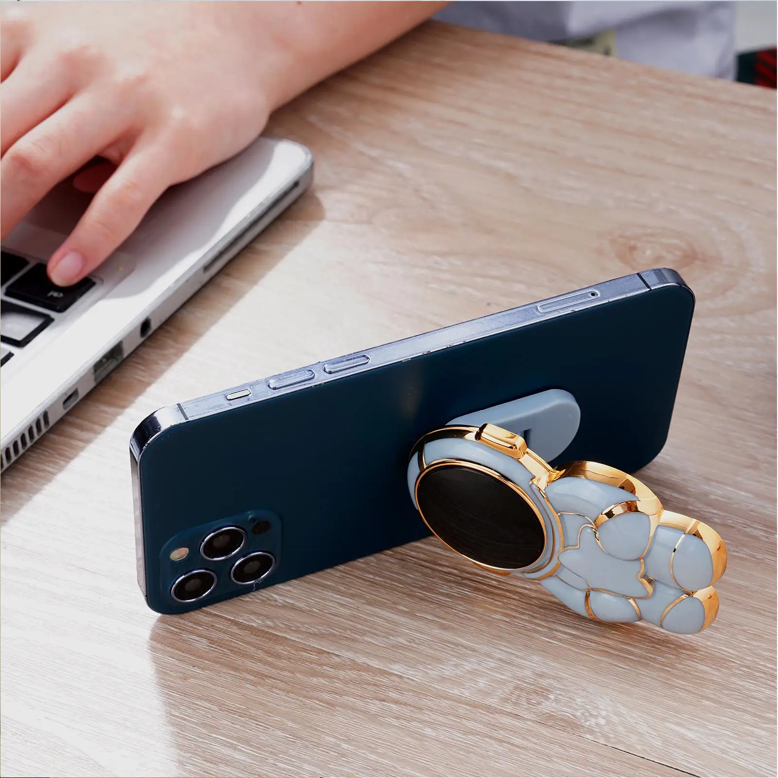 6D Plating Astronaut Hidden Stand For IPhone Universal 6D Astronaut Phone Stand Foldable Phone Mount Finger Phone Holder VIP