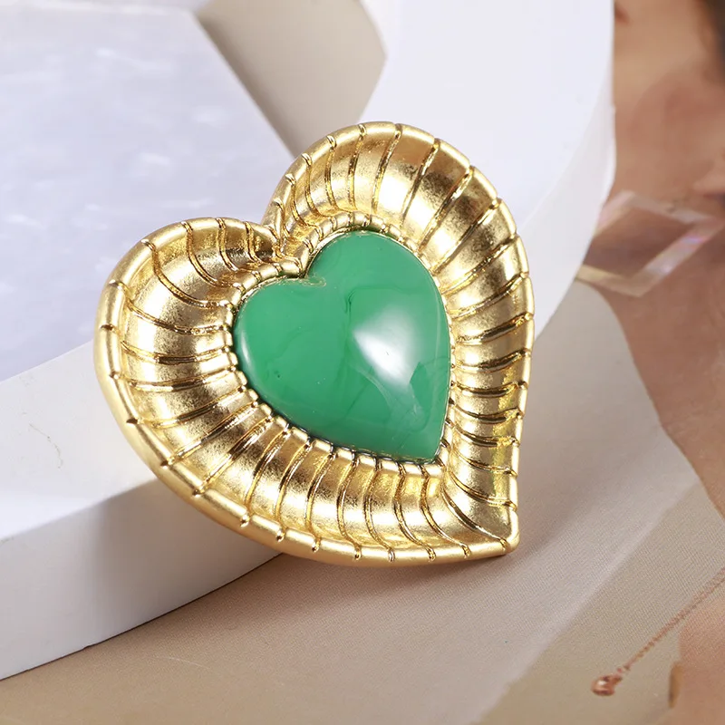 

Royal vintage style superior green heart heart heart suit coat brooch