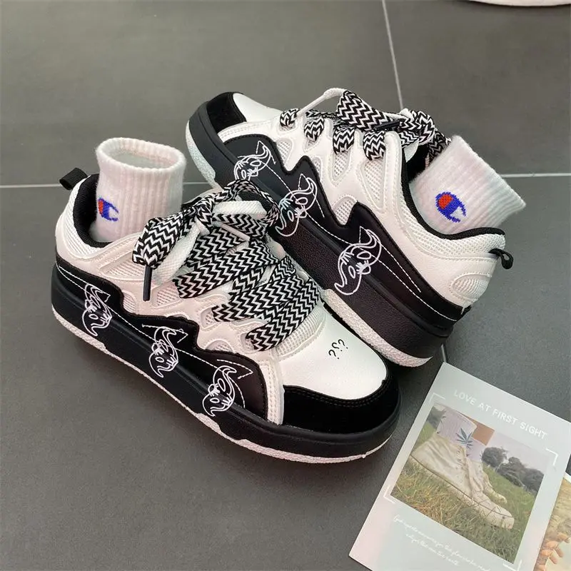 

Summer New Breathable Graffiti Sneakers for Men Black White Color Blocking Couple Skateboard Shoes Casual Trendy Walking Shoes