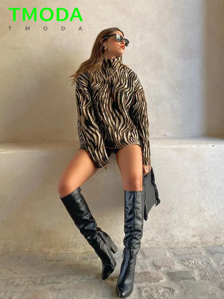 Женский жаккардовый свитер-водолазка с животным принтом |