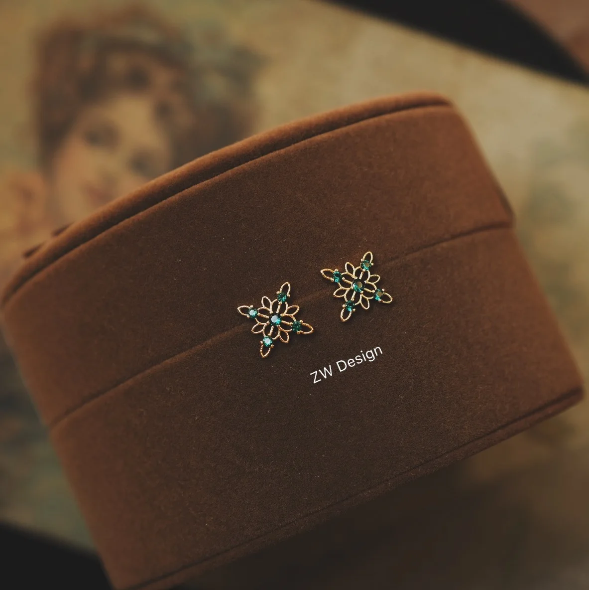 

Женские серьги-гвоздики с бриллиантами