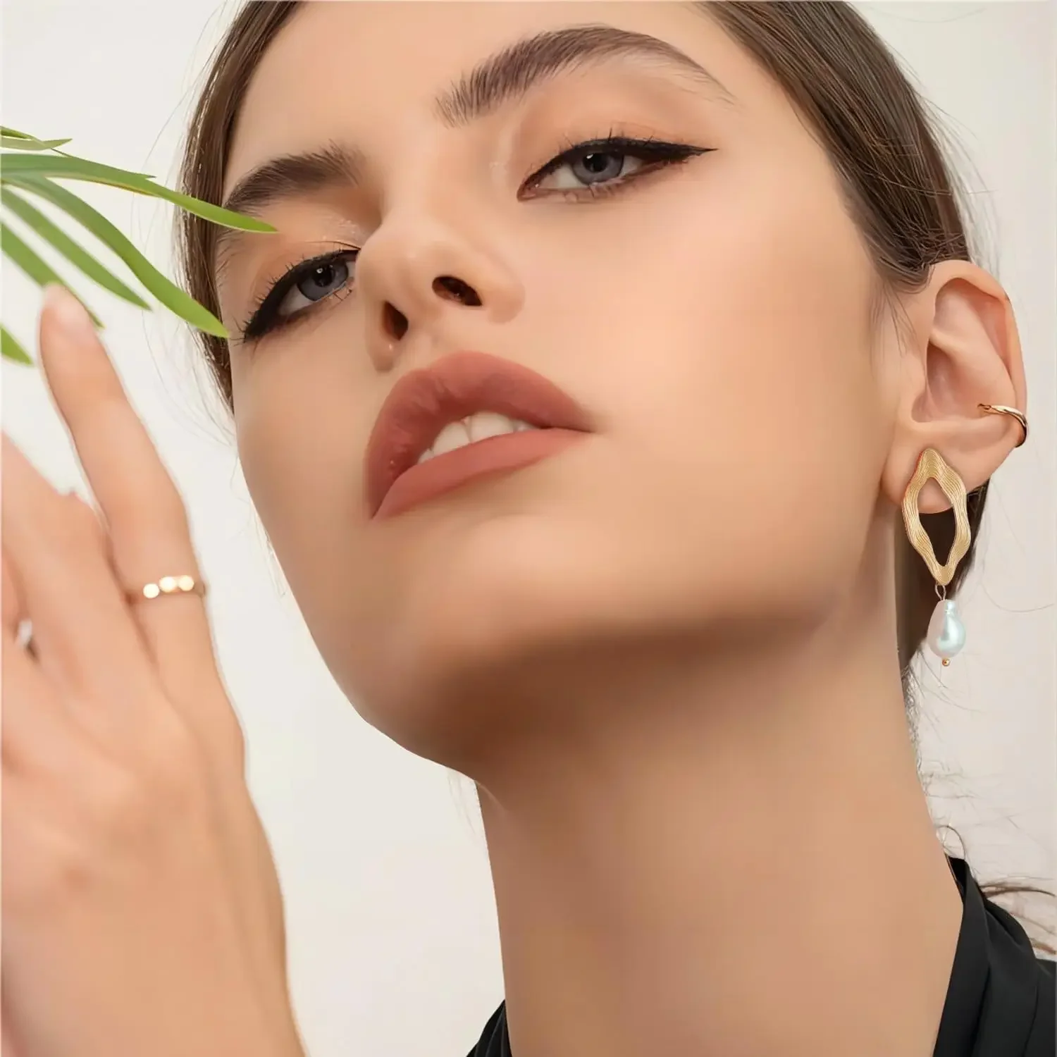 Винтажные серьги-гвоздики в нерегулярную полоску золотые с вырезом и цветком