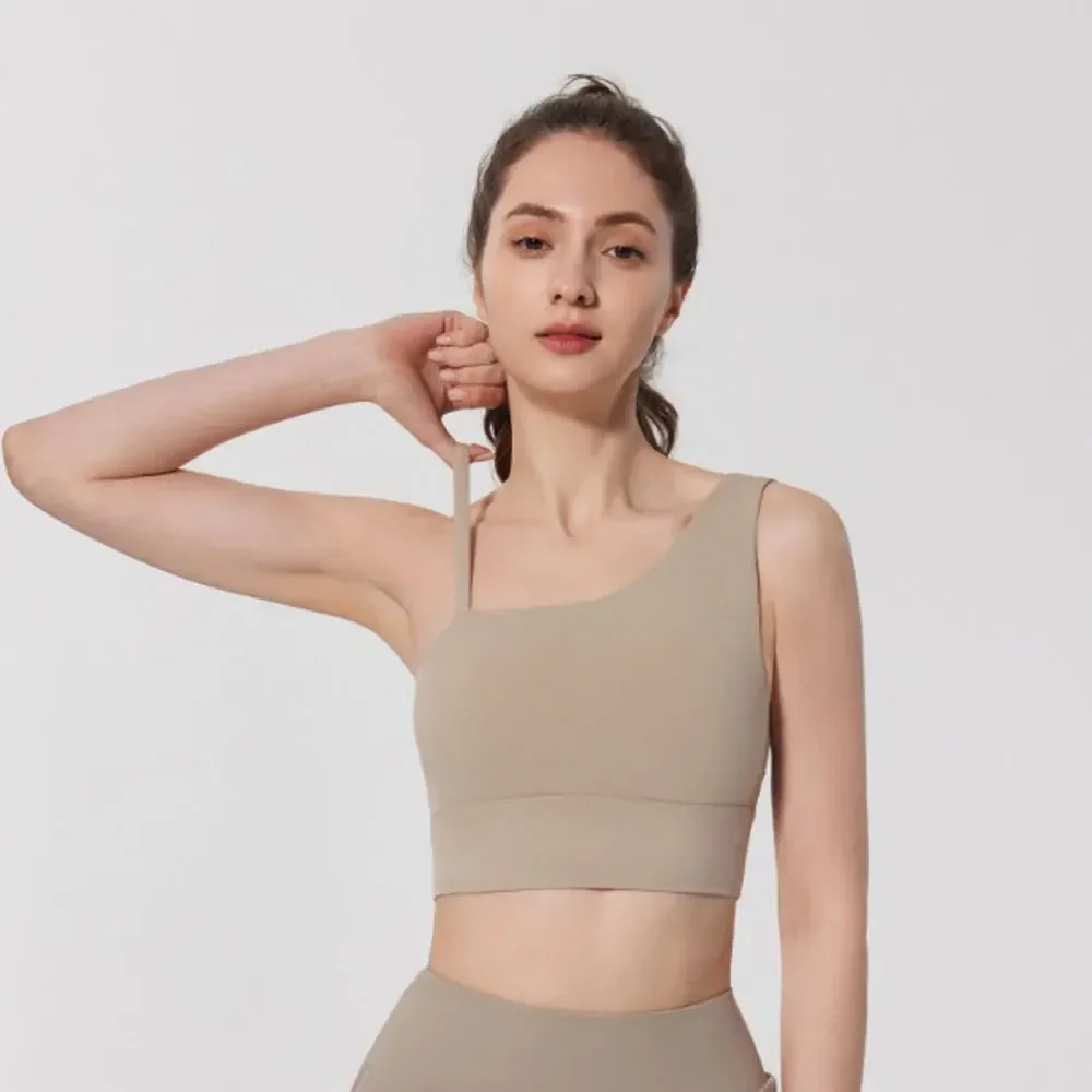 Спортивный бюстгальтер с асимметричными бретельками телесного цвета