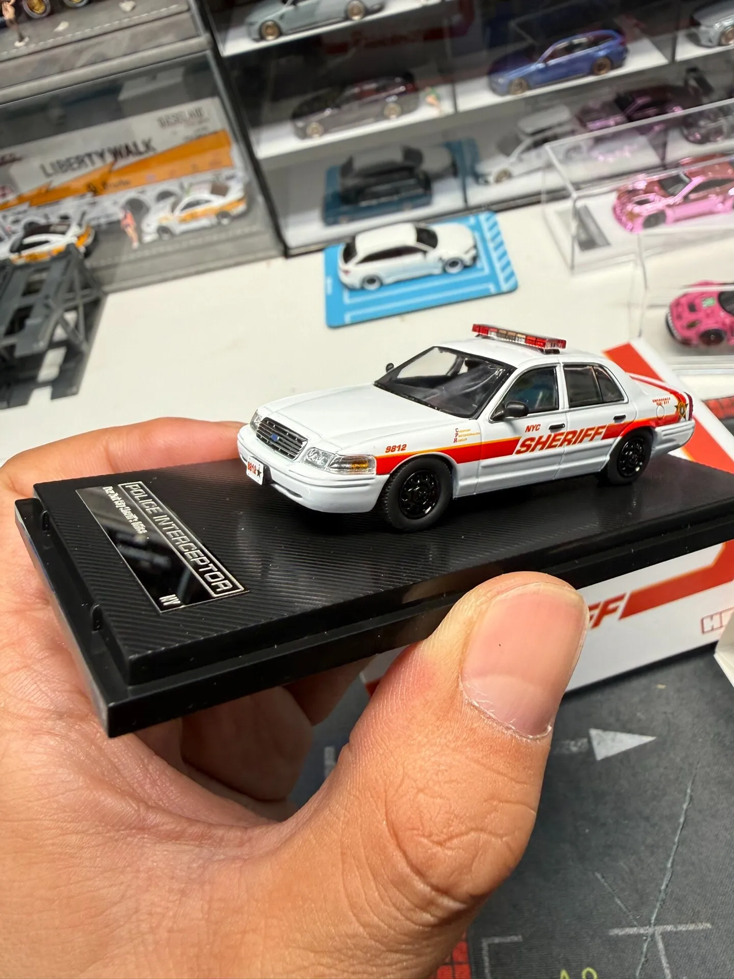 Фото Металлическая модель полицейского автомобиля Ford Crown, масштаб 1:64, серия Diecast Rollin, полиция Нью-Йорка №3