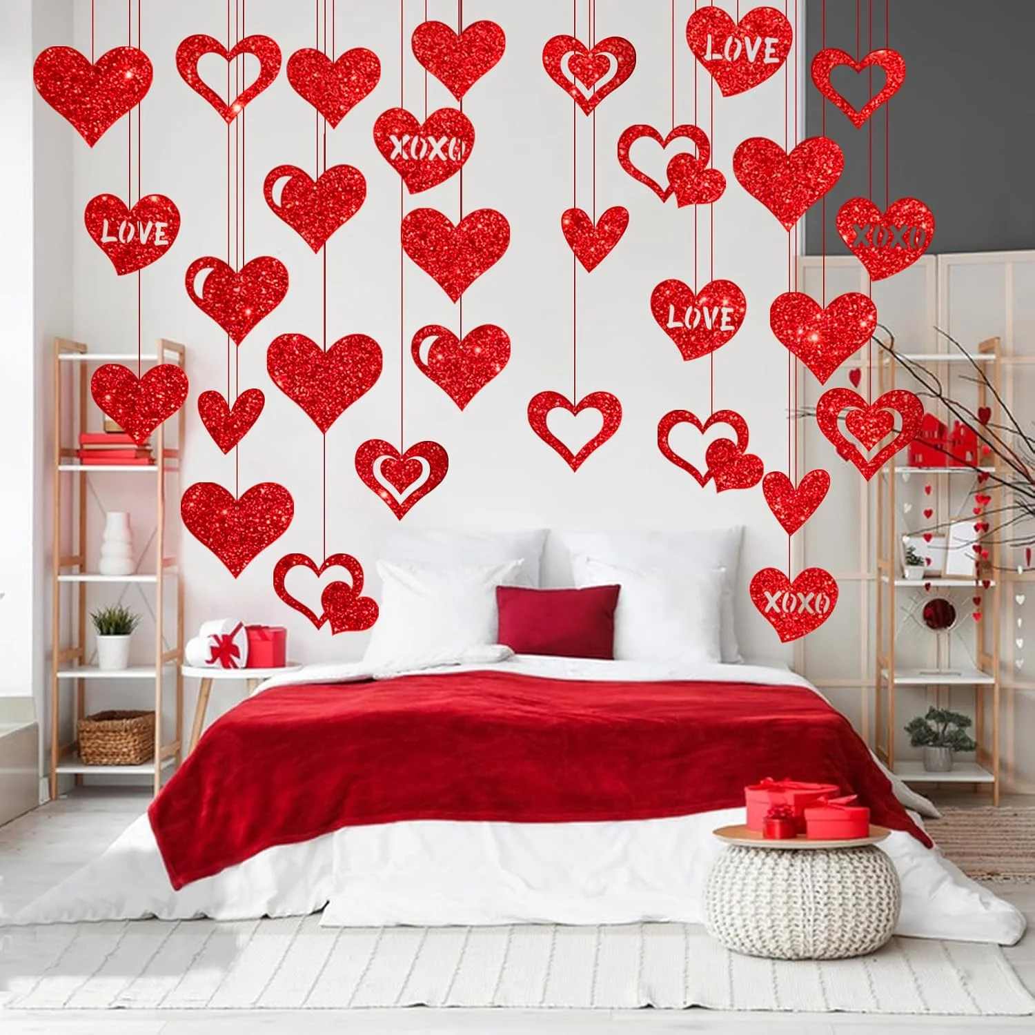 

Красные блестящие подвесные сердечки из бумаги для праздника