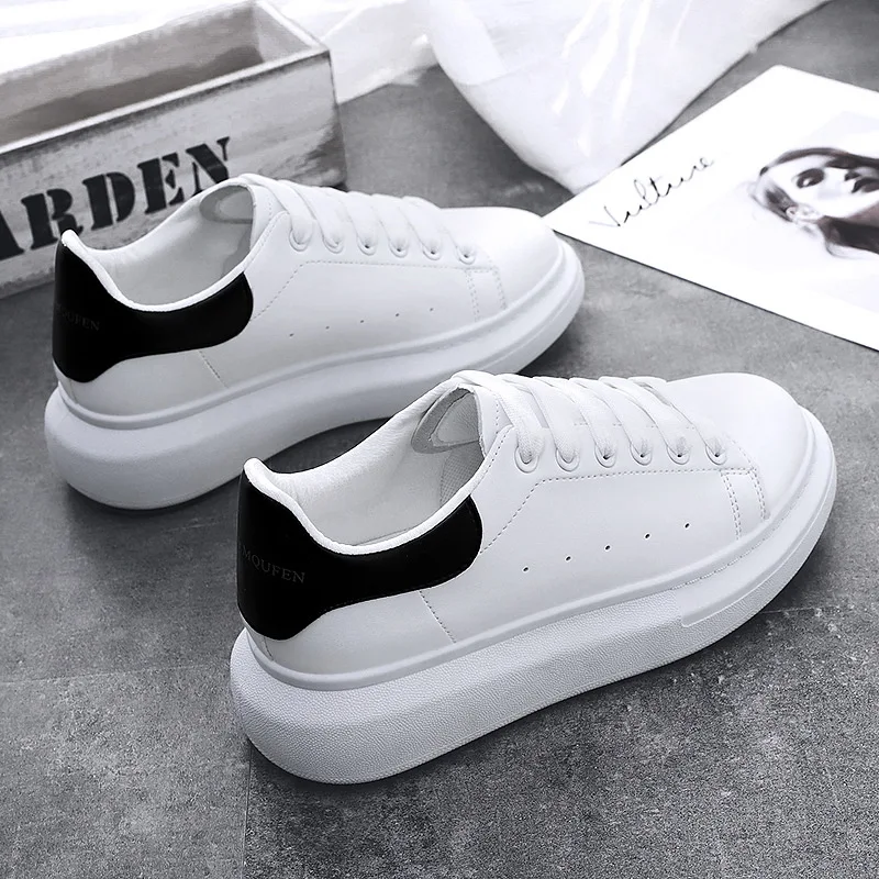 

Young small white shoes can be worn with breathable muffin thick soles and elevated couple's board shoes