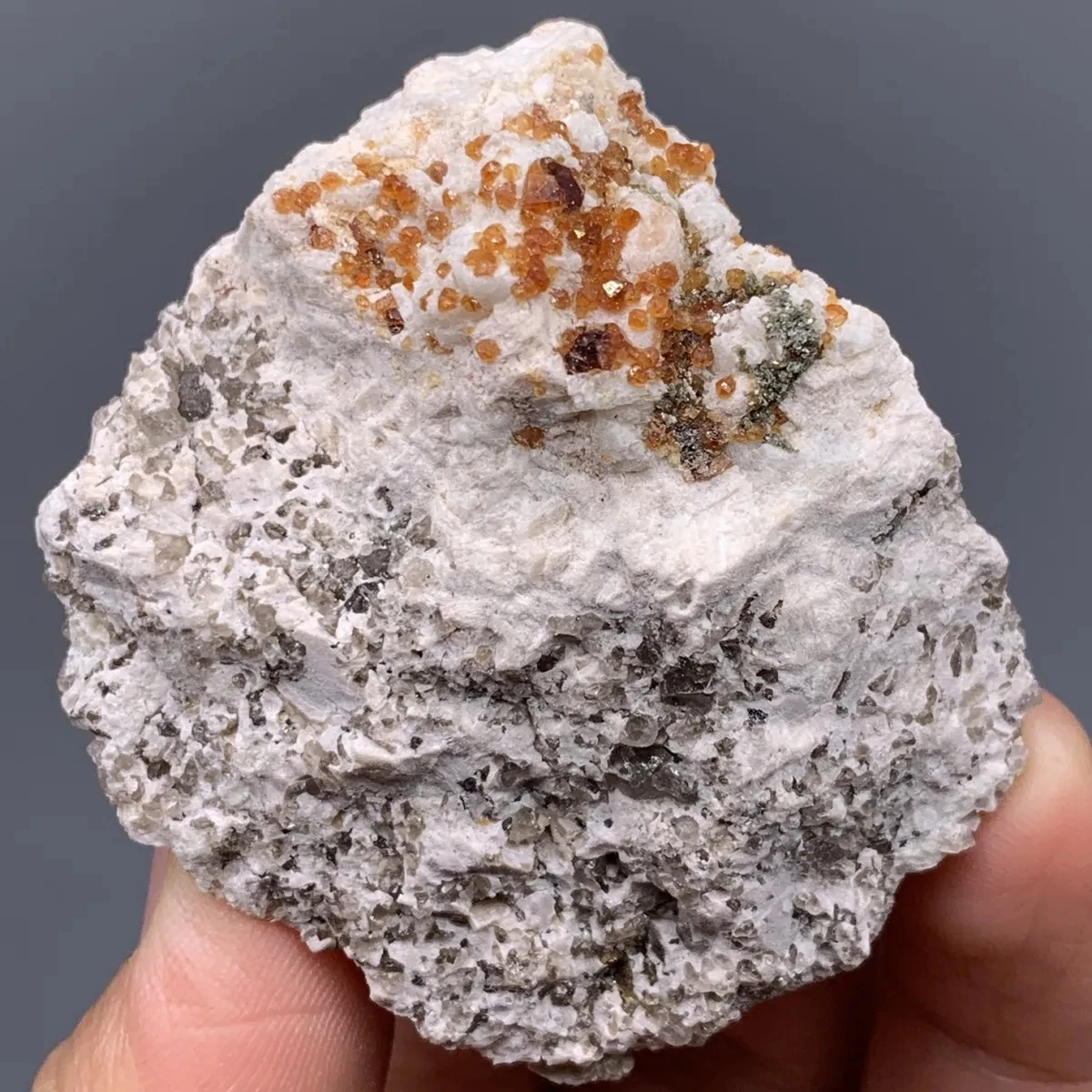 1Pcs Garnet Niacite Feldspar Natural Ore Raw Stone Mineral Crystal Ornaments Stone Specimen Collection Geological Teaching