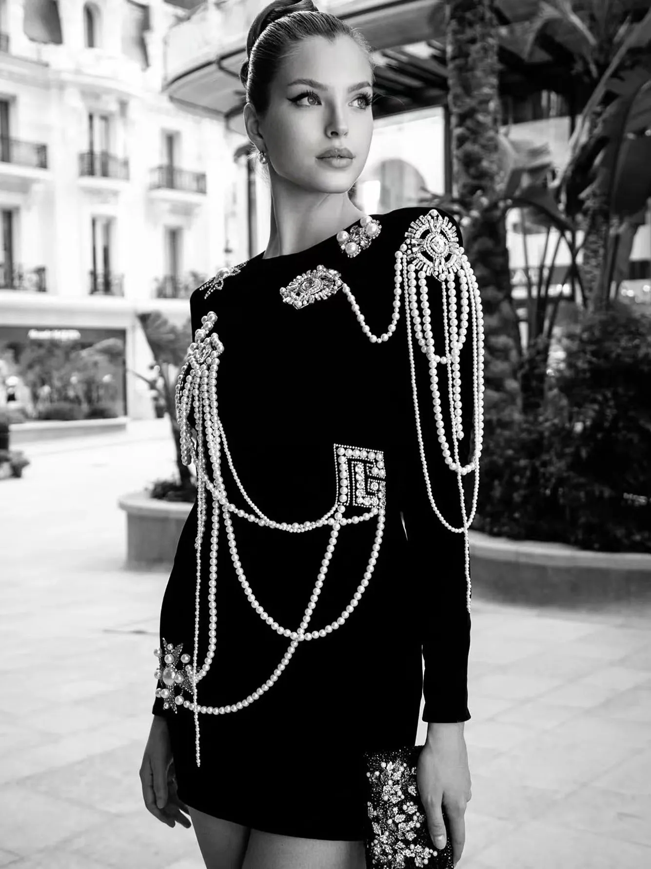 Женское вечернее платье черное облегающее с круглым вырезом и длинным рукавом