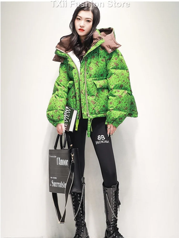 Женский пуховик с капюшоном и молнией