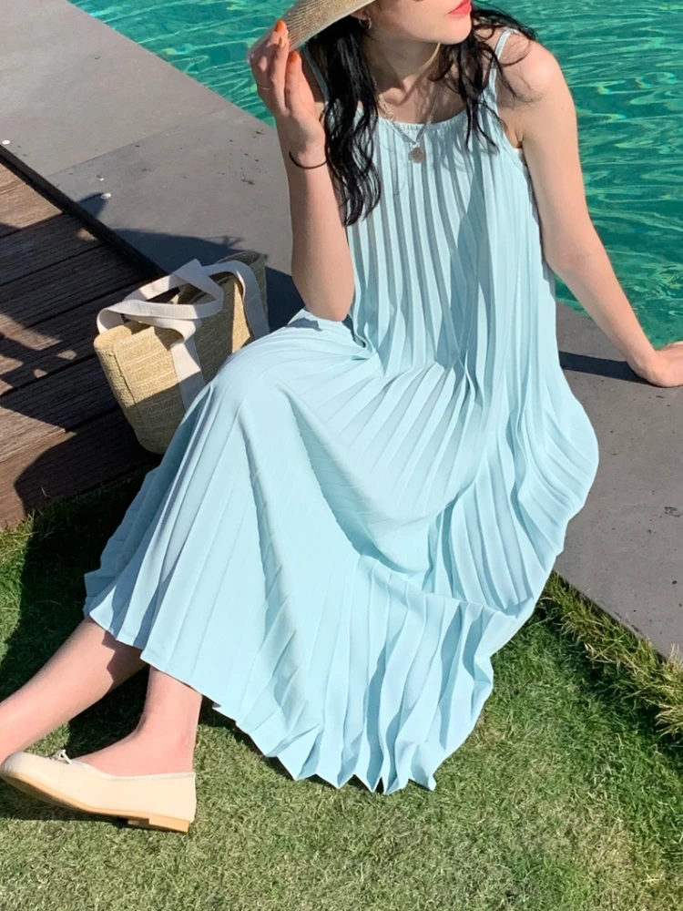 

Женское шифоновое платье средней длины на бретелях-спагетти