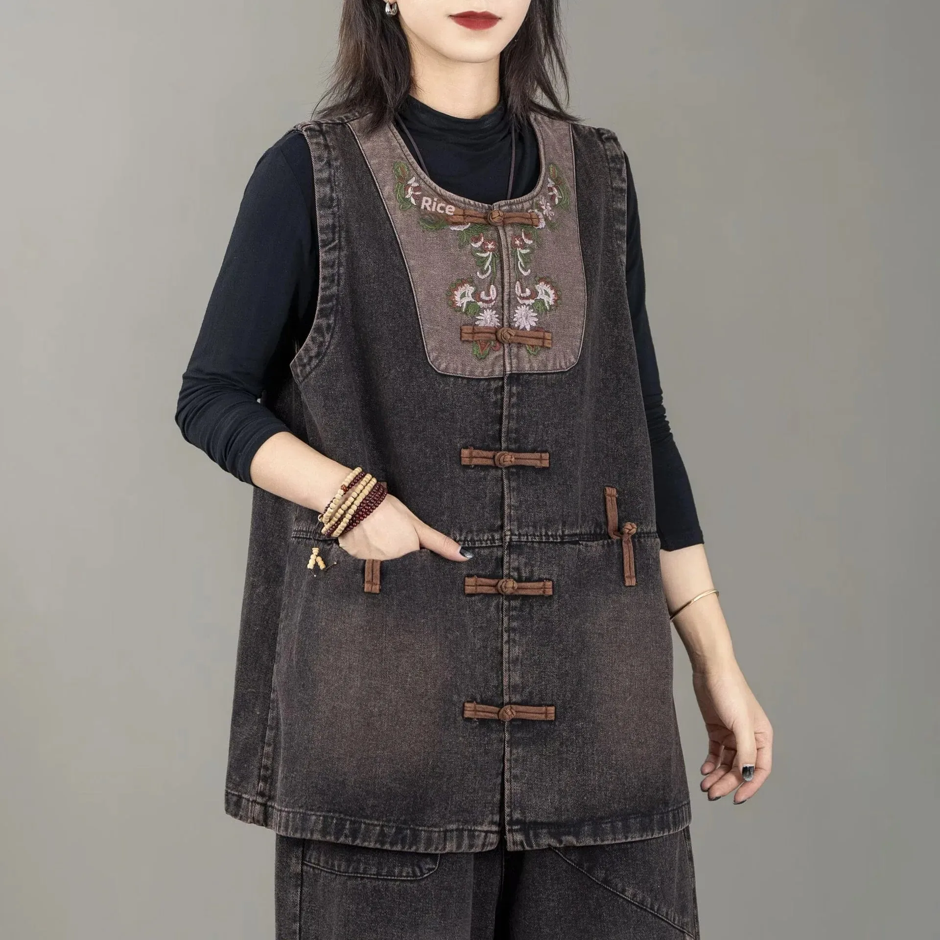 Жилет средней длины новинка осени 2024 джинсовая вышивка универсальное женское