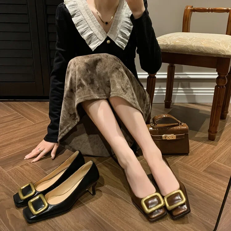 Брендовый дизайн туфли с металлической квадратной пряжкой и легким горлышком