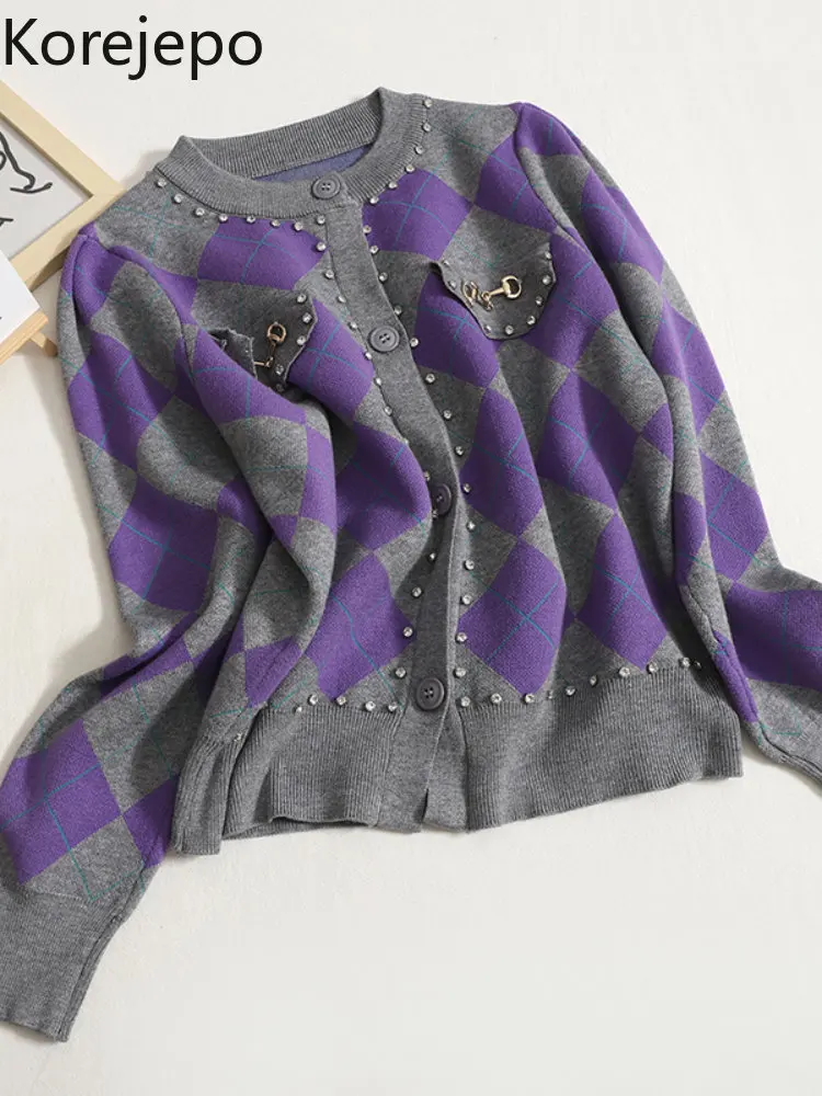 

Женский короткий вязаный кардиган с круглым вырезом и бусинами