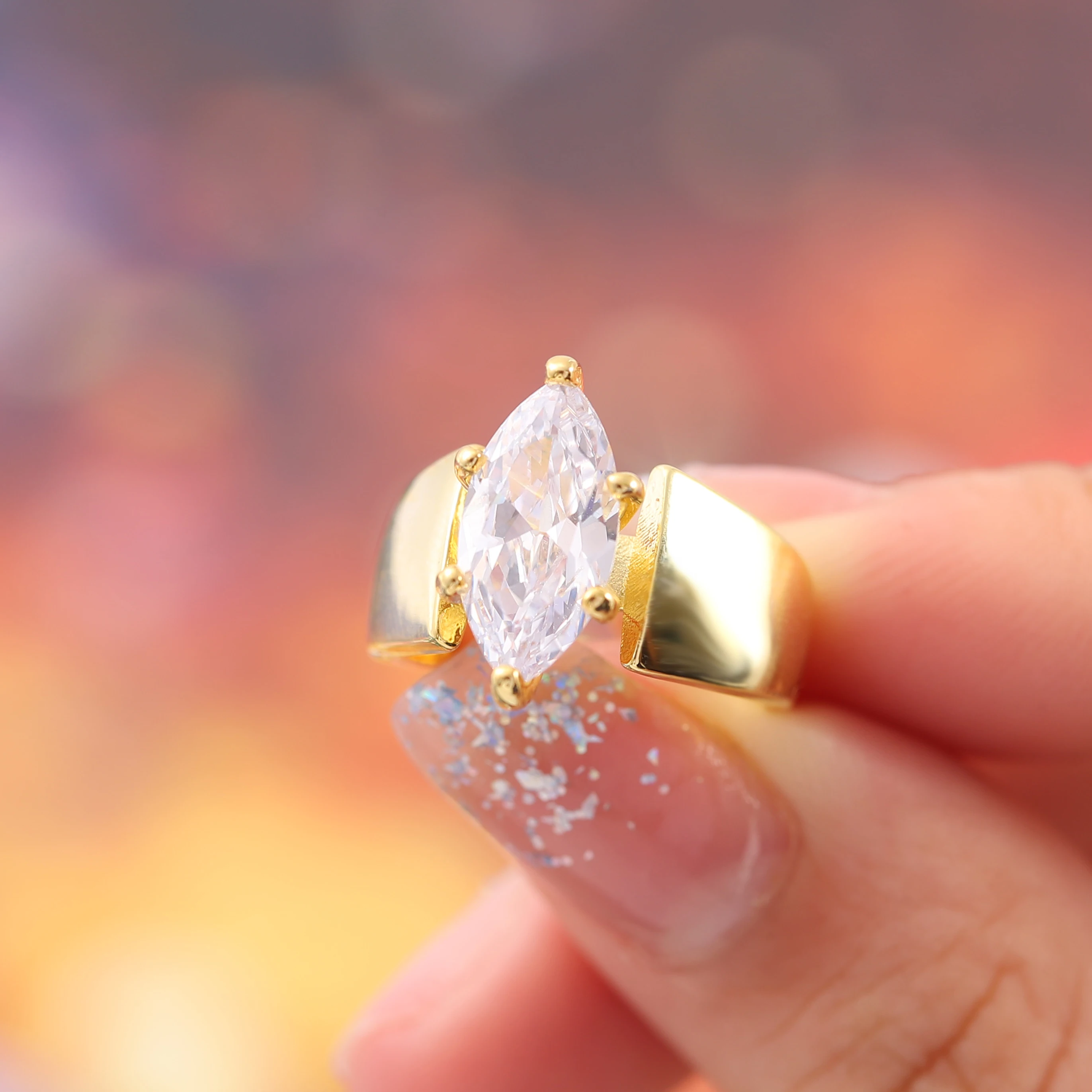 

Europe And The United States Hot Selling Micro Inset White Zircon Ring Fashion Simple Black Gold Plated Ring for Women