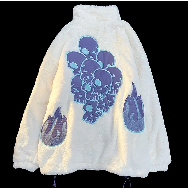 Женская куртка из овечьей шерсти с вышивкой черепа