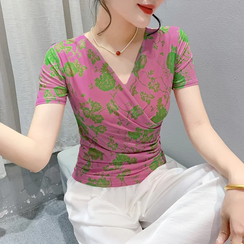 Женская футболка с коротким рукавом V-образным вырезом и принтом