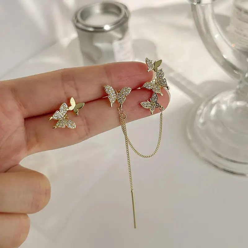 

Женские асимметричные серьги-подвески с кристаллами