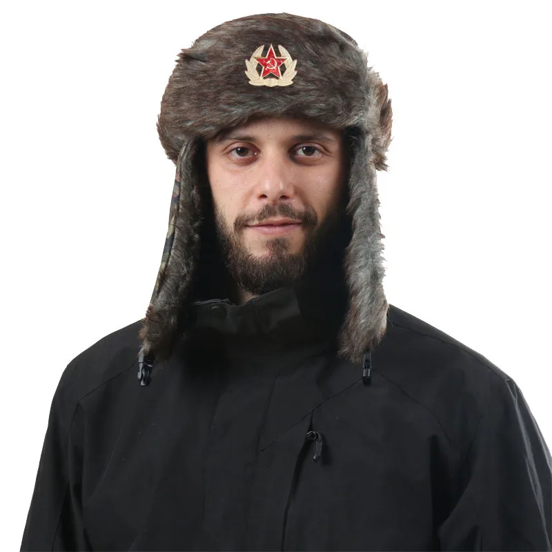 Фото Мужская и женская камуфляжная шапка-ушанка с узором в виде листьев и нашивкой, ветронепроницаемая, с толстыми ушками, теплая шапка для холодной зимы на северо-востоке. №2