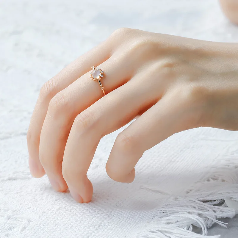 Женское кольцо из серебра 925 пробы с лунным камнем