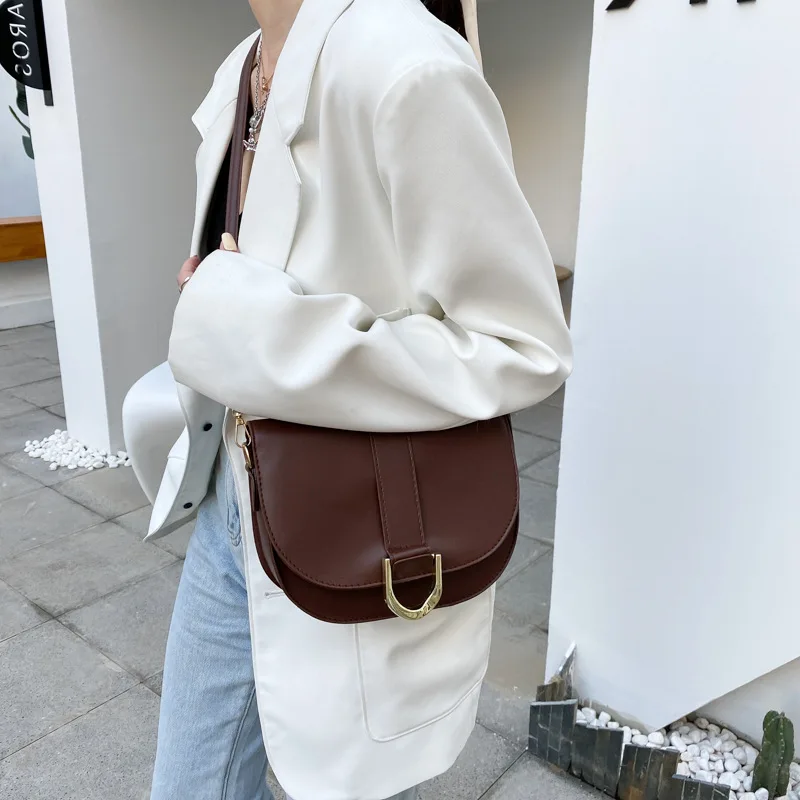 

1Pc Simple Retro Single Shoulder Messenger Bag PU Leather Solid Color Gold Horseshoe Buckle Saddle Bag with Adjustable Strap