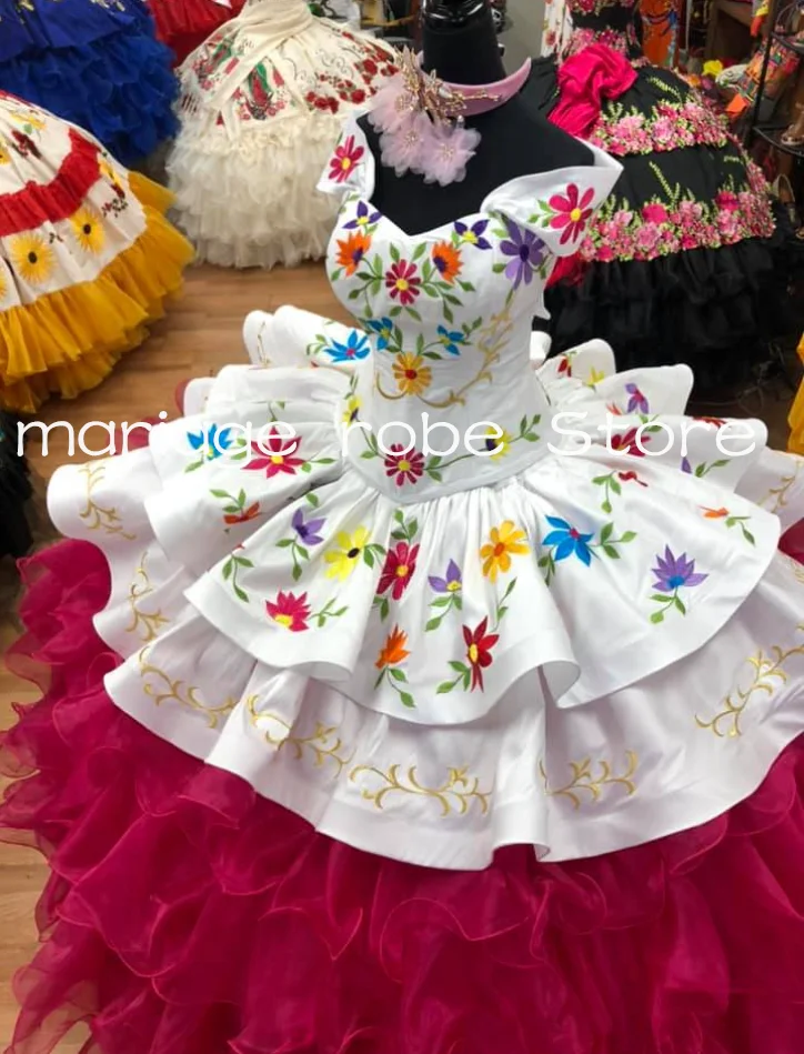 Фото Белые мексиканские платья Quinceanera цвета фуксии Charro с открытыми плечами и вышивкой с цветочными оборками, корсет, платья de 15 años по индивидуальному заказу №2